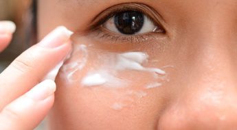 Îngrijirea zonei din jurul ochilor – tratamente și produse cosmetice pentru femei din toate vârstele